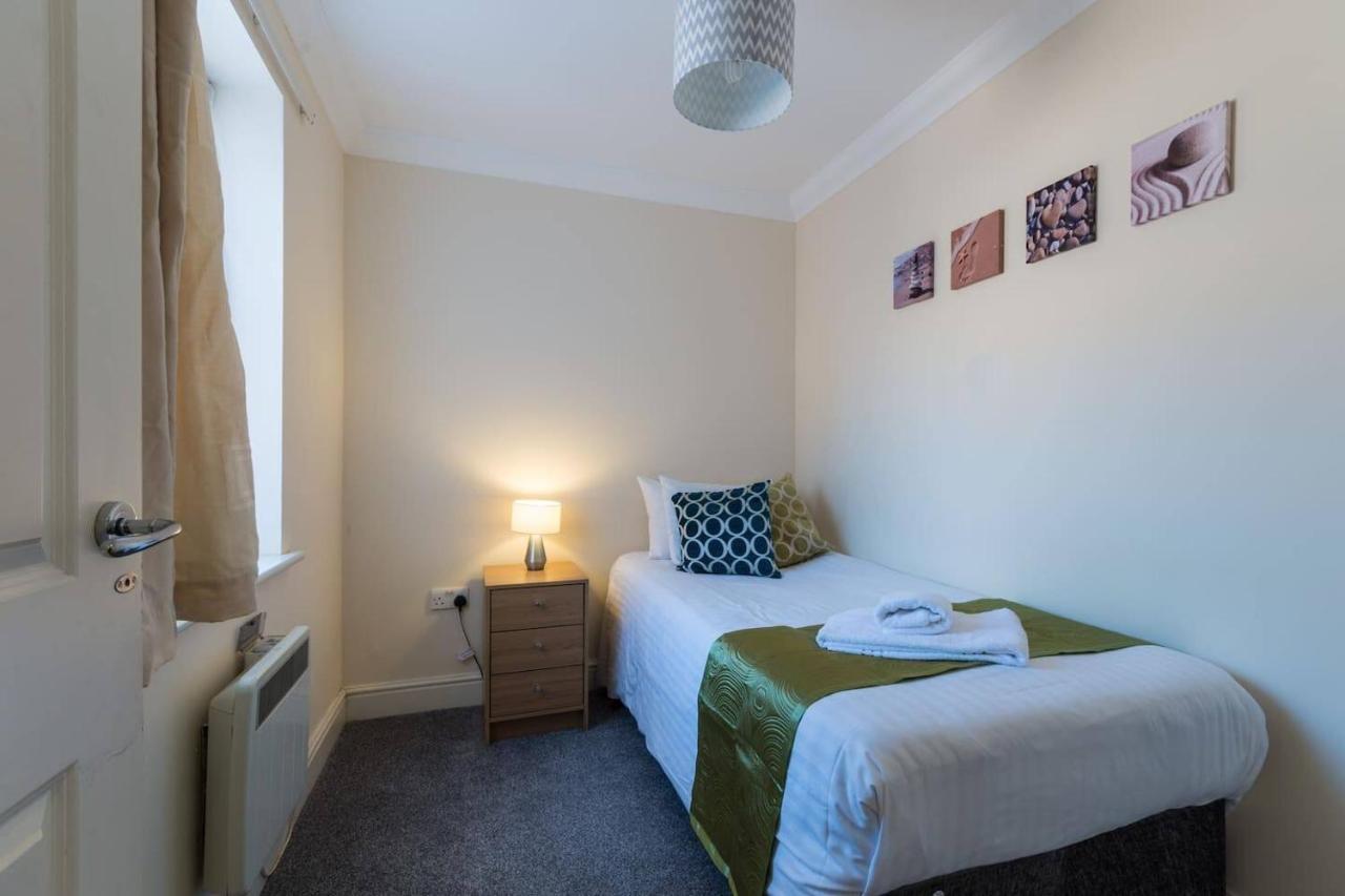 Godwin Court Apartments Swindon Extérieur photo