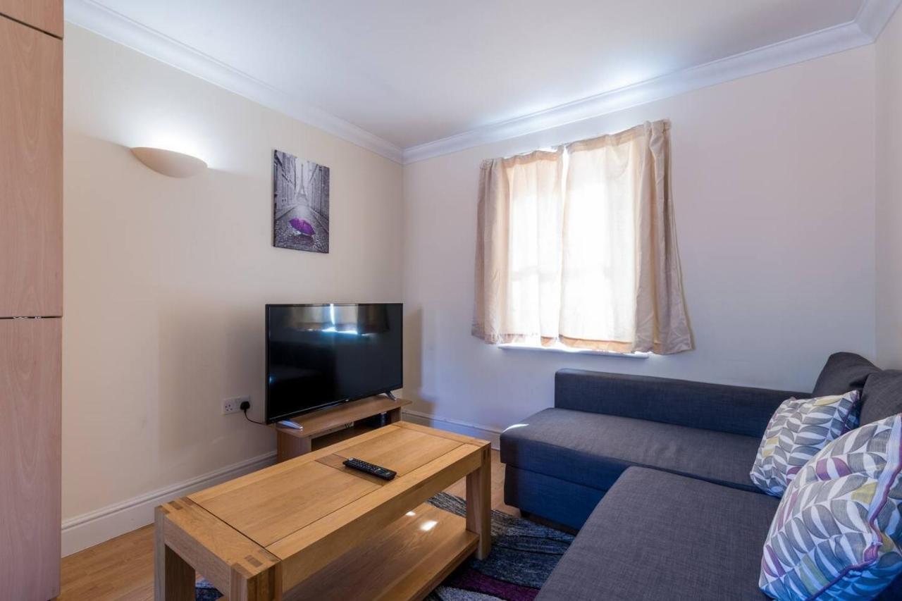Godwin Court Apartments Swindon Extérieur photo