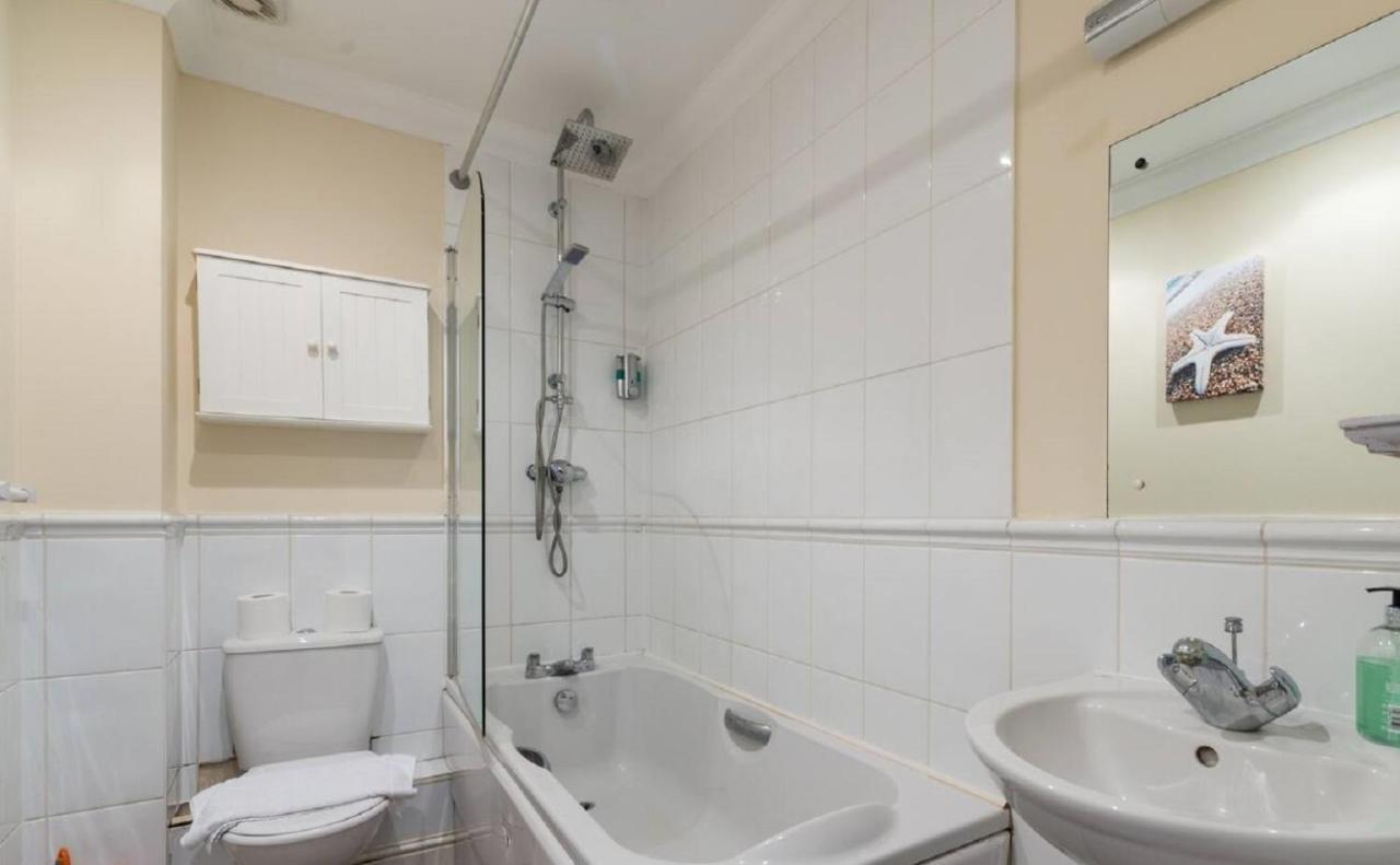 Godwin Court Apartments Swindon Extérieur photo