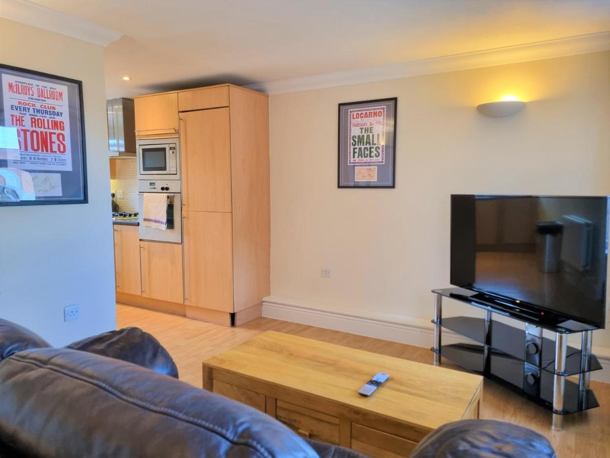 Godwin Court Apartments Swindon Extérieur photo