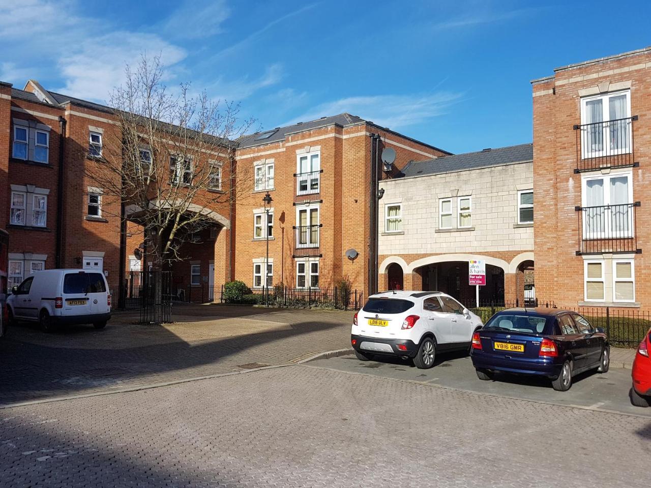 Godwin Court Apartments Swindon Extérieur photo
